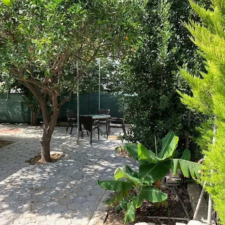 Nyaraló Green Yard Holiday -4 Min Walk To The Beach Kerínia
